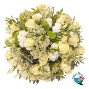 Bouquet di rose e lisianthus bianchi