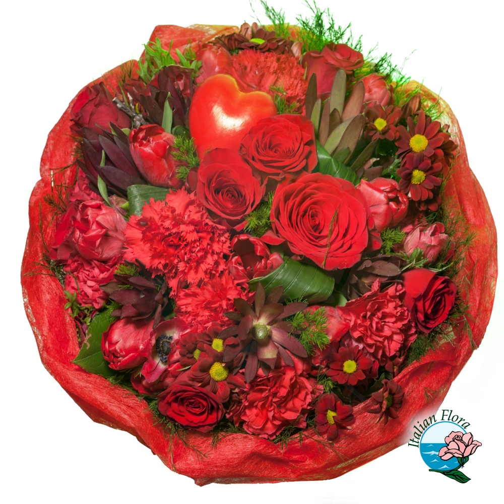 Bouquet con fiori misti e rose rosse