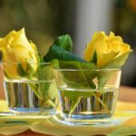 centrotavola di fiori - bicchiere di rose gialle