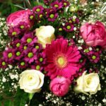 Mazzo di fiori rosa e bianchi - idee regalo per la festa della mamma