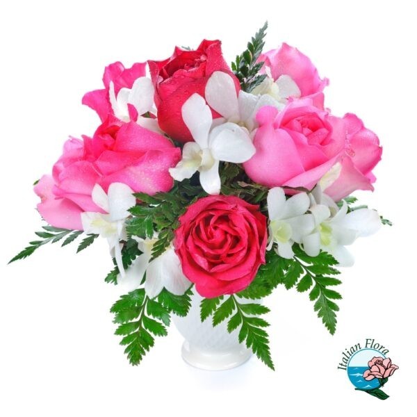 Bouquet con rose fucsia e fiori bianchi